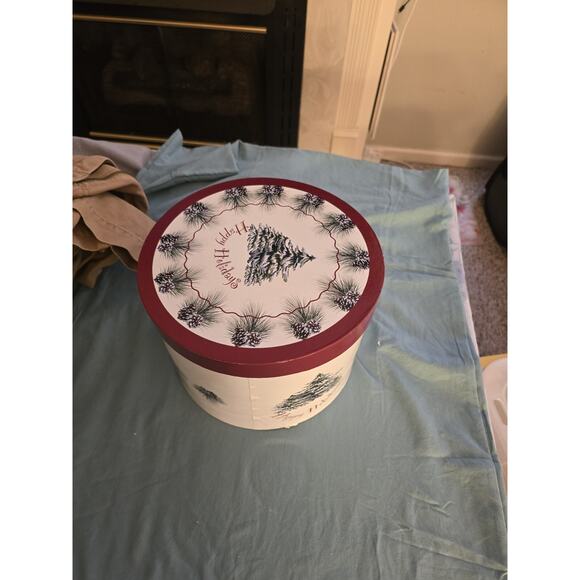 4 Holiday Glasses In Hatbox Christmas Cardinals Trees Holly - Picture 2 of 14